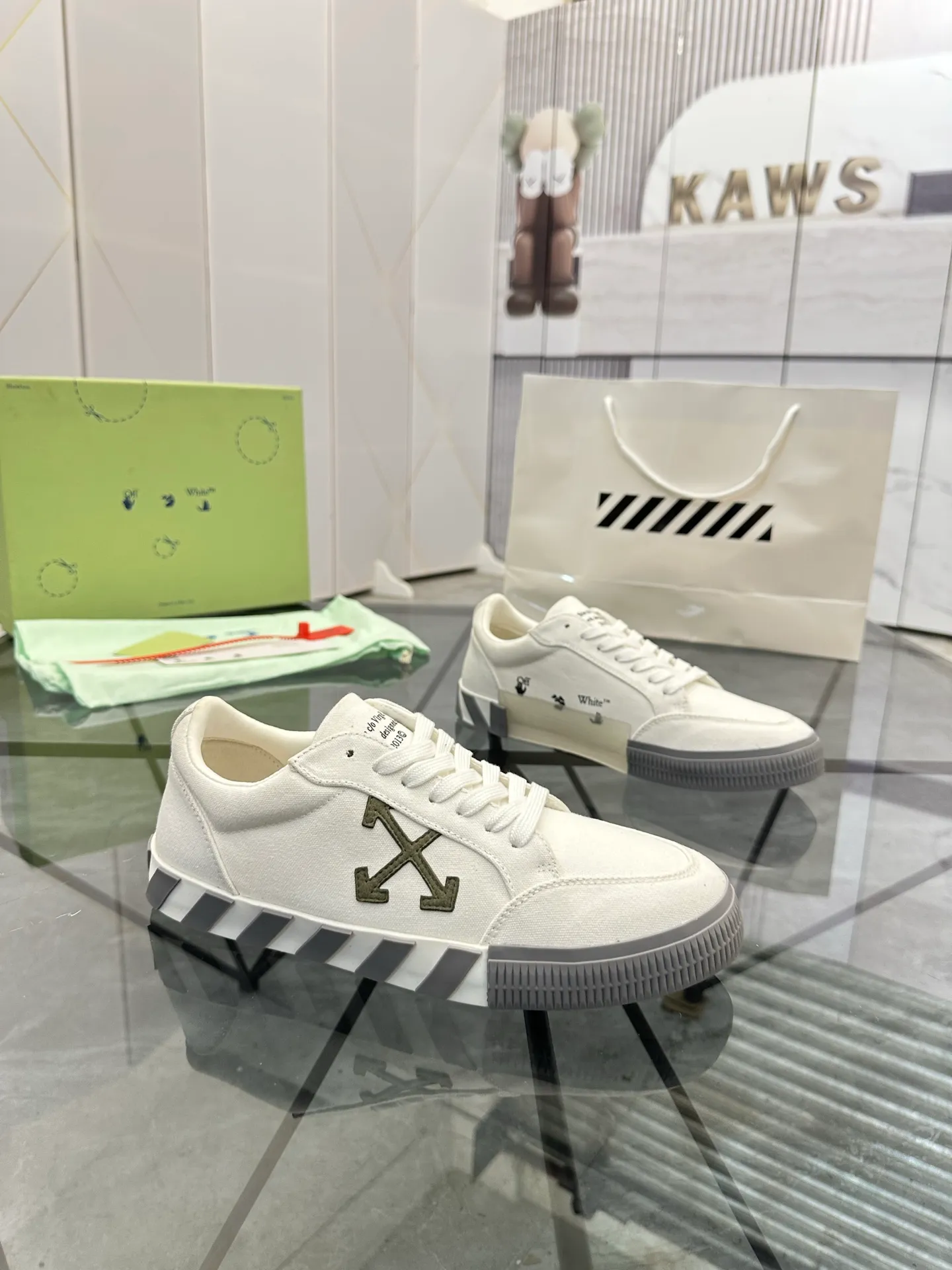 Selling men's shoes 💰: 💰P440¥ Product trademark: OFF WHITE *"OFF WHITE*" low-top casual shoes Regular size: 35-45 (can be customized to 46) Couple style Product materials: Original fabric from the upper counter, breathable lining, original outsole. No.: H203